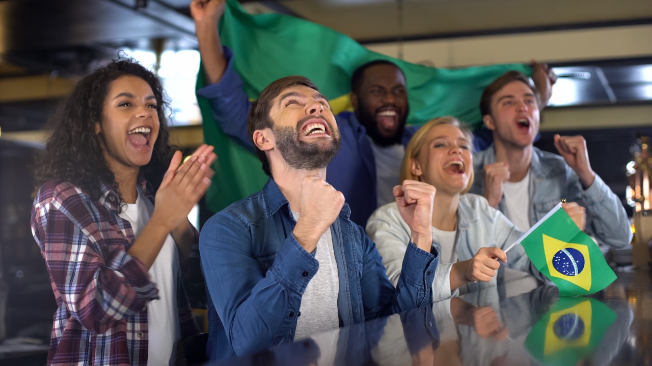 Grupo de pessoas comemorando um gol