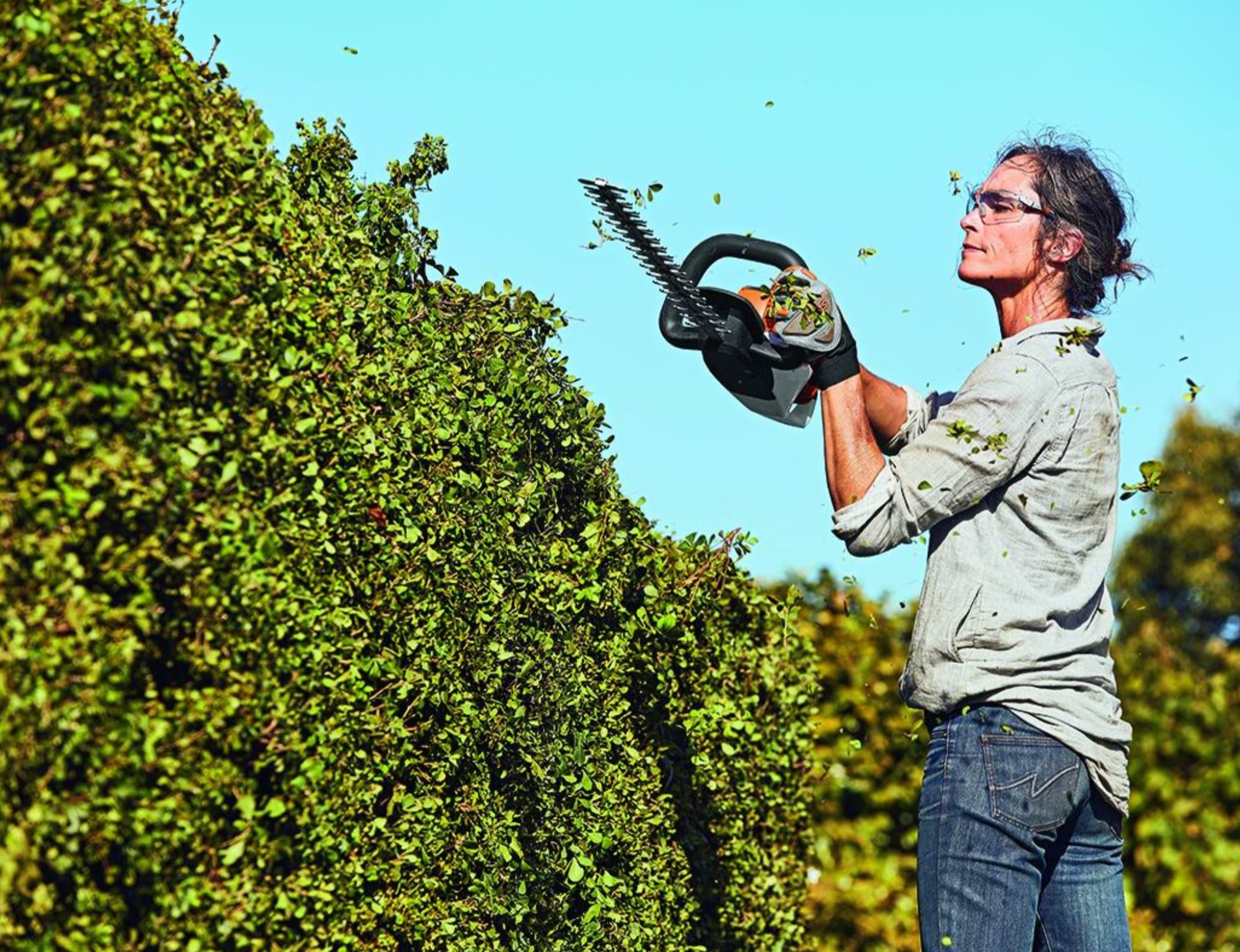 O cuidado e a manutenção regular do equipamento de jardinagem são essenciais para garantir um bom desempenho e prolongar a vida útil das ferramentas. Essa prática se torna ainda mais indispensável quando se é jardineiro profissional. Para te ajudar a manter seus clientes satisfeitos com um ótimo serviço, separamos dicas valiosas para você cuidar de ferramentas e equipamentos como cortador de grama, podador, roçadeira e muito mais. Confira!